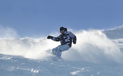 Freestyle snowboarder